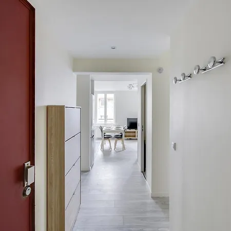 Chic And Spacious With Parking