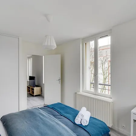Chic And Spacious With Parking