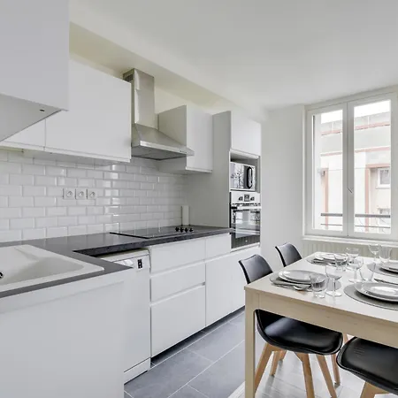 Chic And Spacious With Parking *