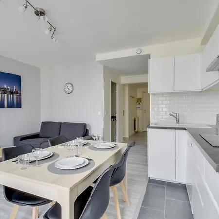 Chic And Spacious With Parking *
