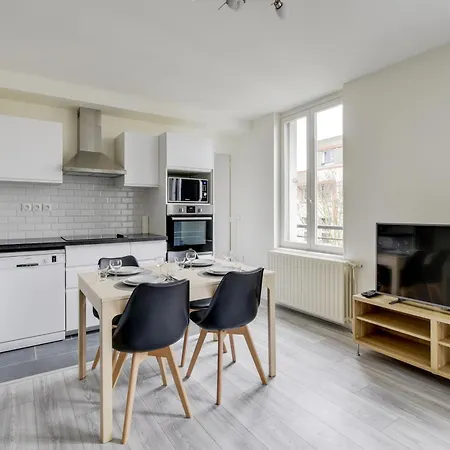 Chic And Spacious With Parking